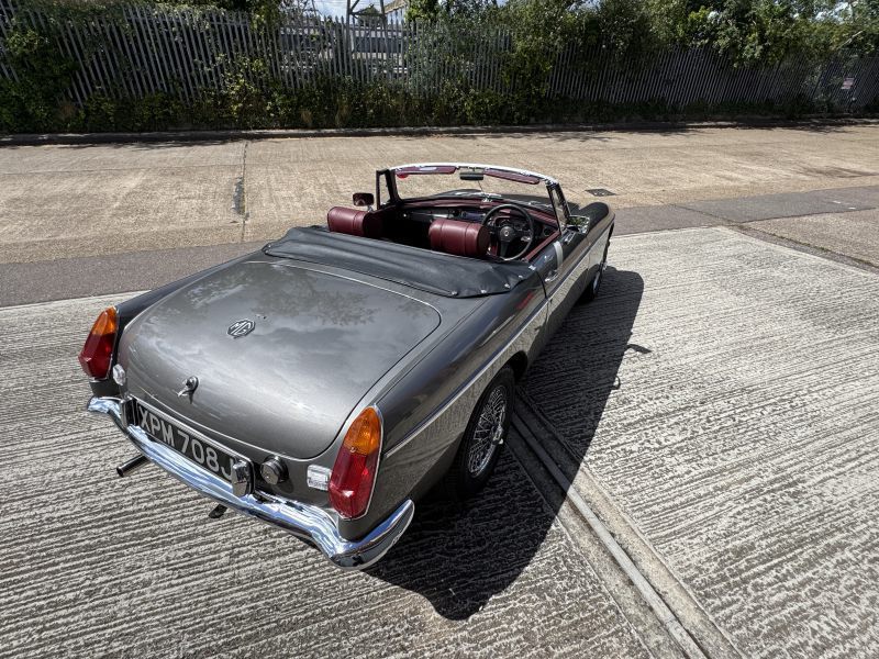 Win this beautiful 1970 MGB Roadster image 6