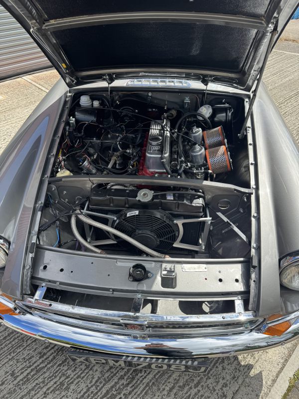 Win this beautiful 1970 MGB Roadster image 9