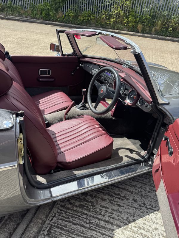 Win this beautiful 1970 MGB Roadster image 13