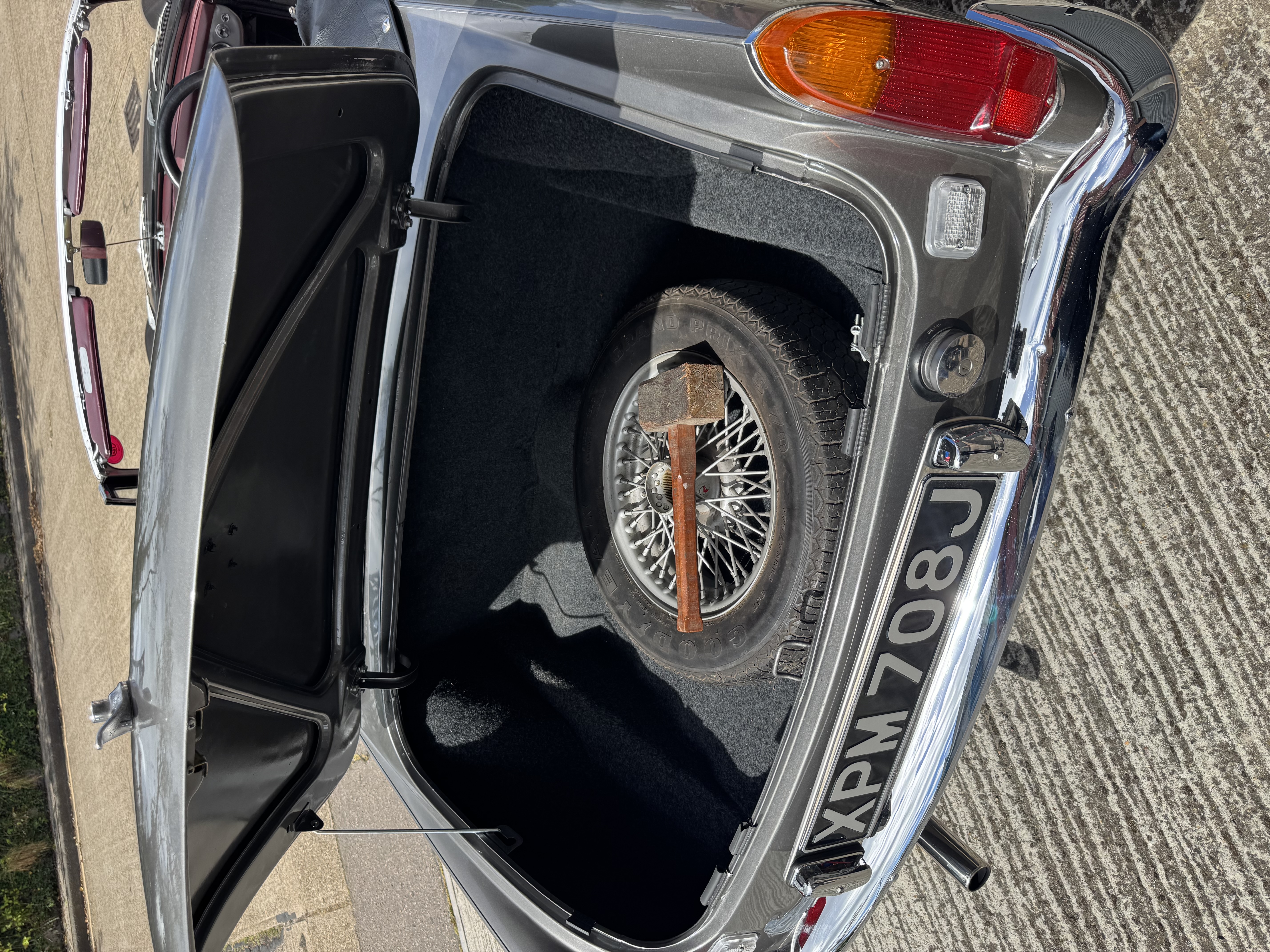 Win This Beautifully Presented 1970 MGB Roadster image 5