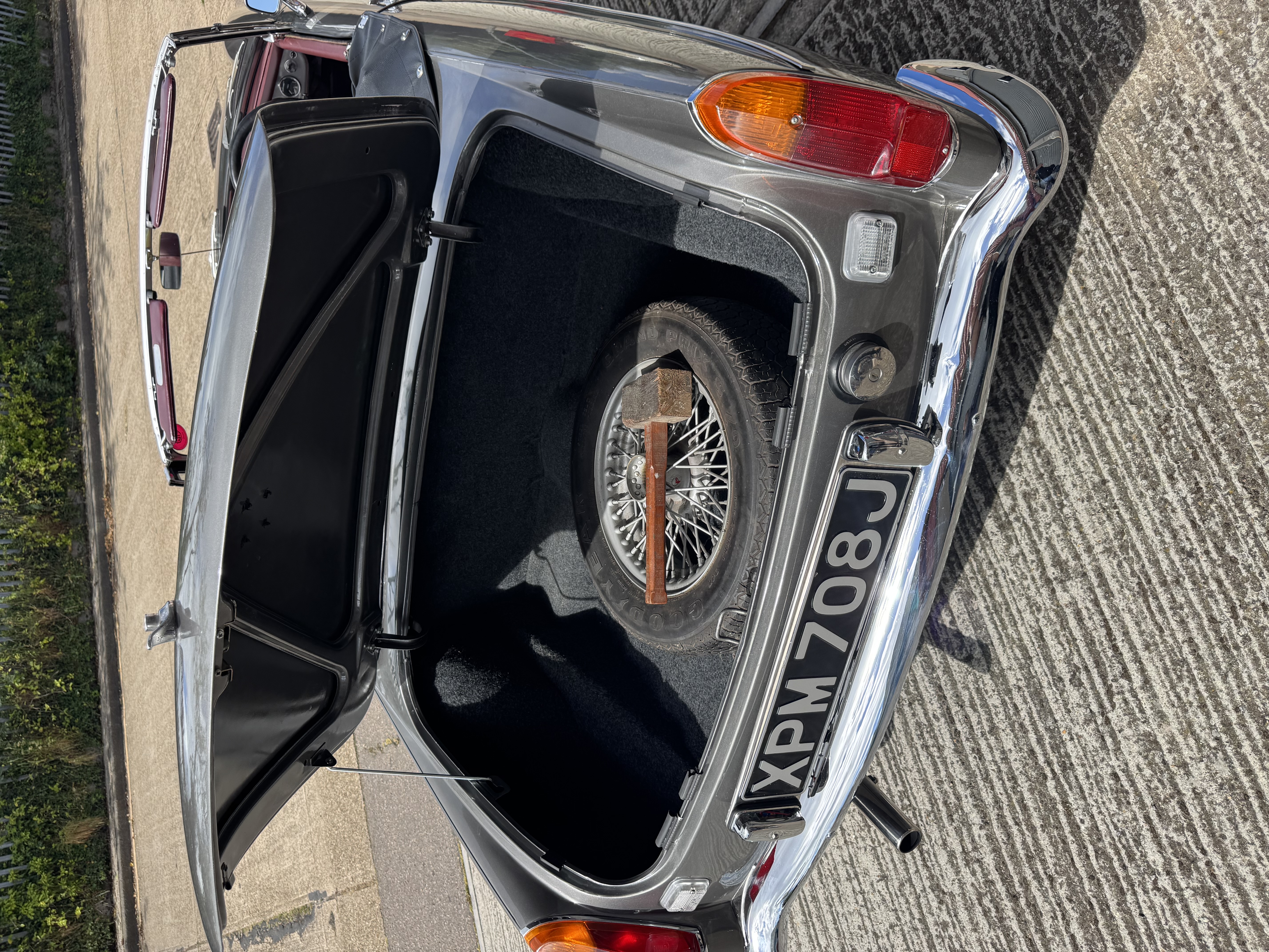 Win This Beautifully Presented 1970 MGB Roadster image 13