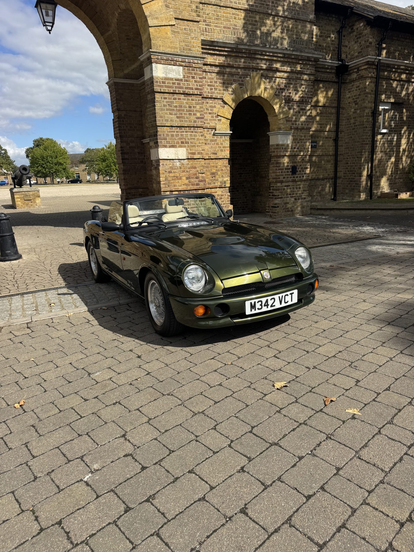1994 MG RV8 image 2