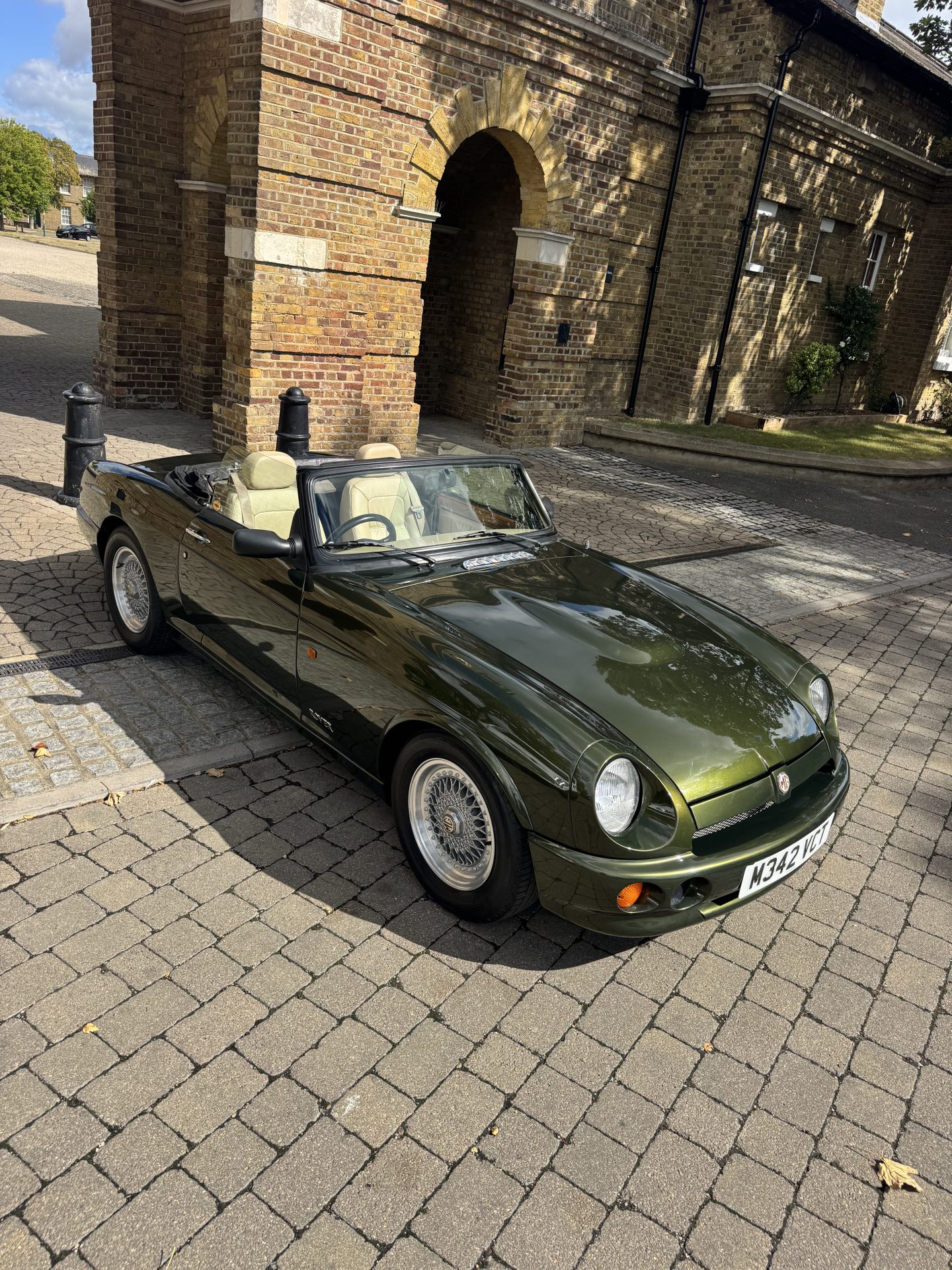 1994 MG RV8 image 4