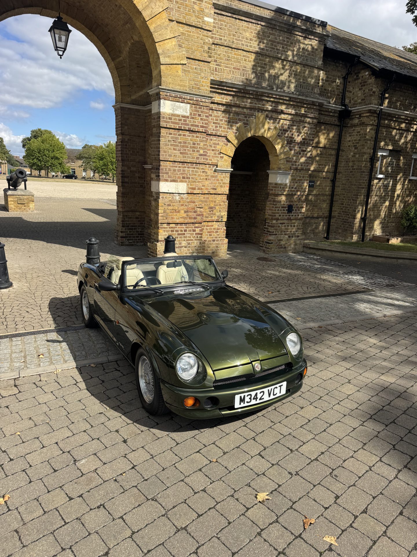 1994 MG RV8 image 5