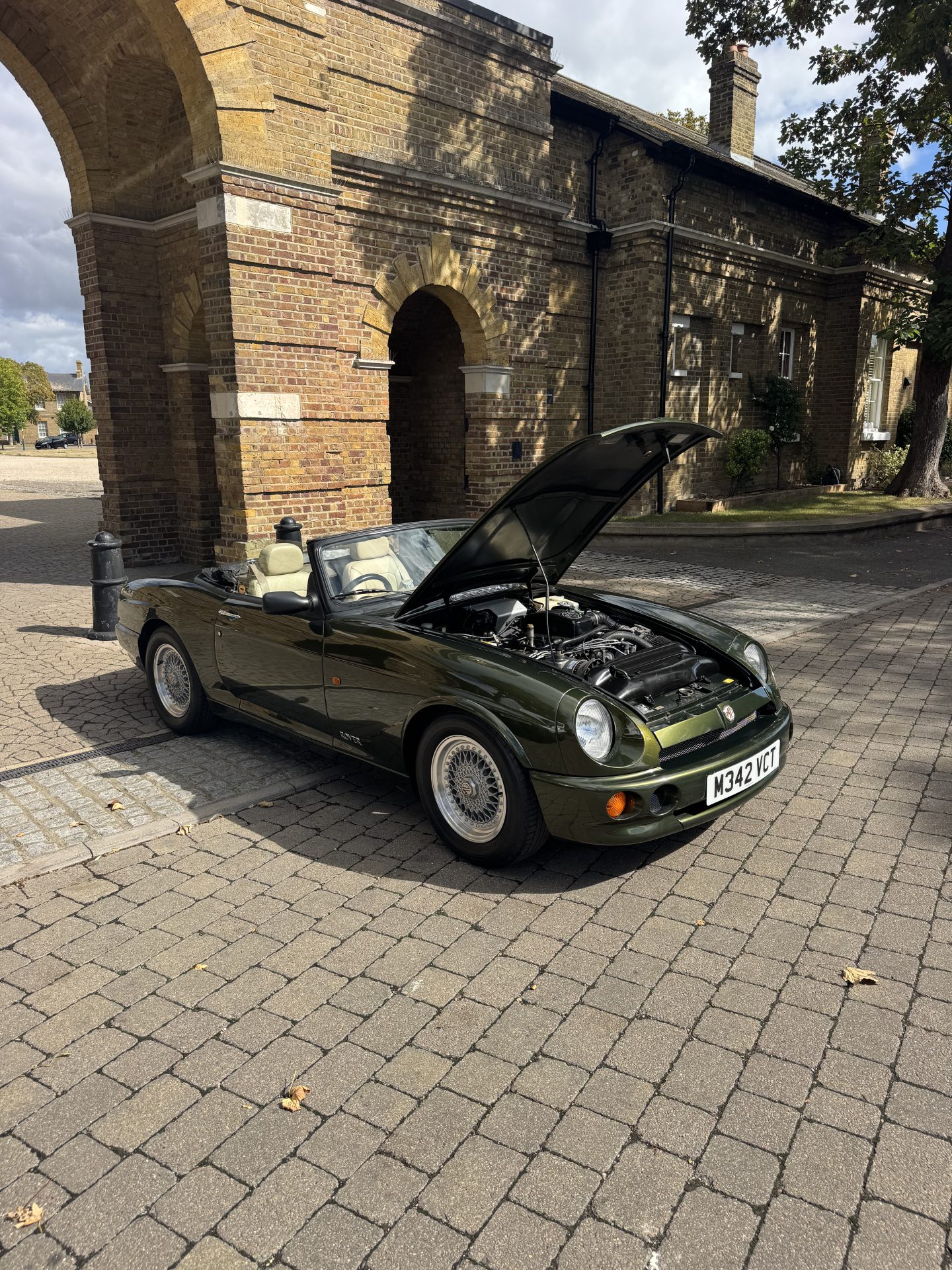 1994 MG RV8 image 10