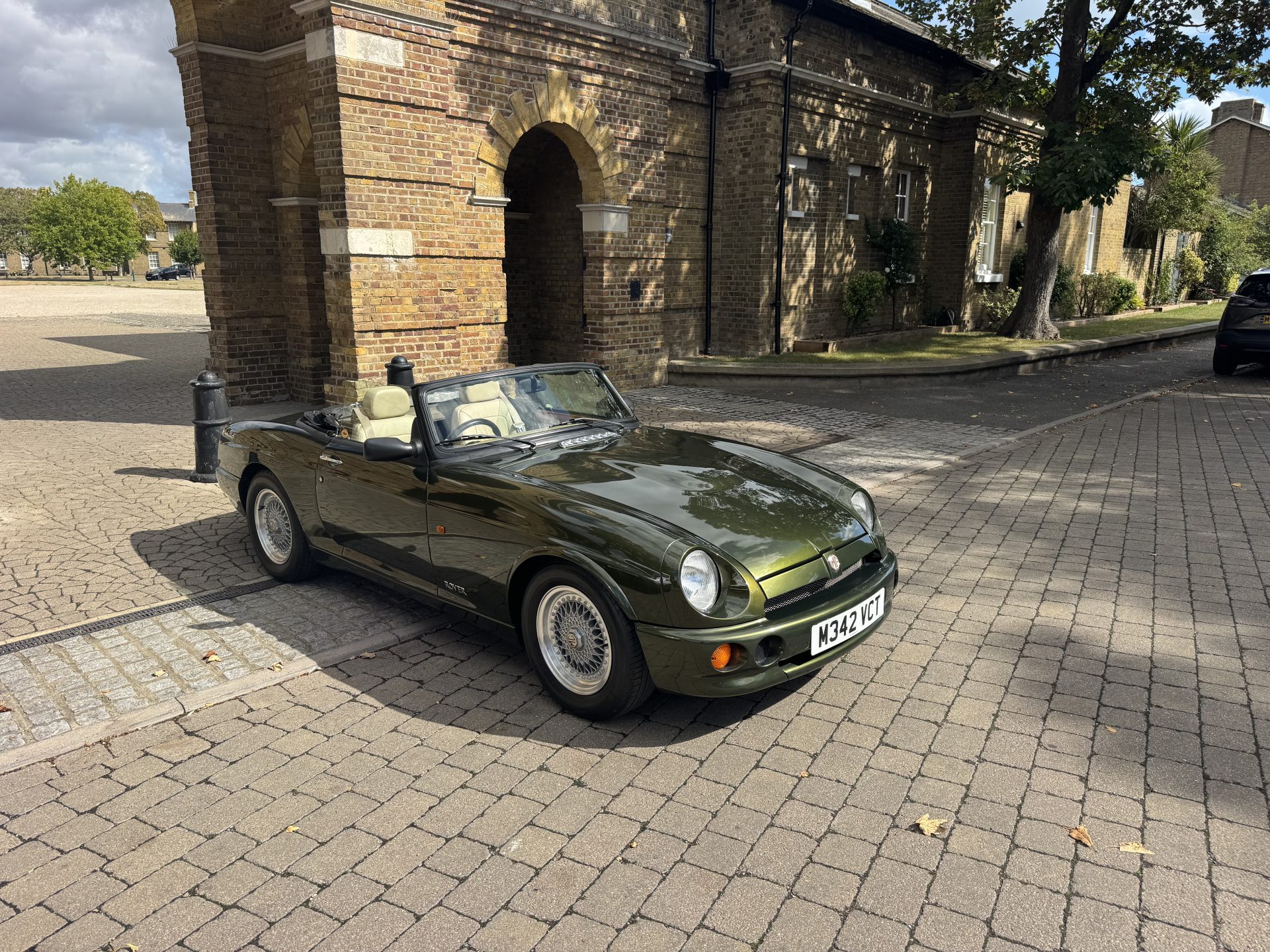 1994 MG RV8 image 16