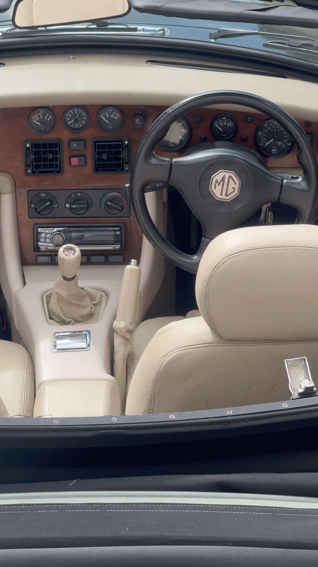 1994 MG RV8 image 20